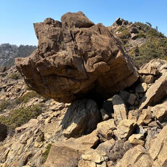 この巨石、どこから転げ落ちて来たのだろうか？