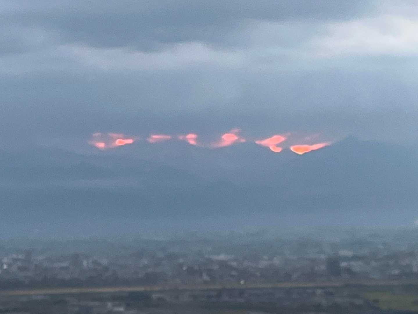 山の山頂部だけ朝焼けでピンク色、こんなの初めてみた