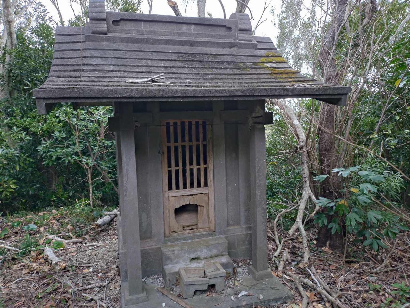 龍護山山頂
お堂あり。
房州低名山にもコンクリートの祠としか書いていない。