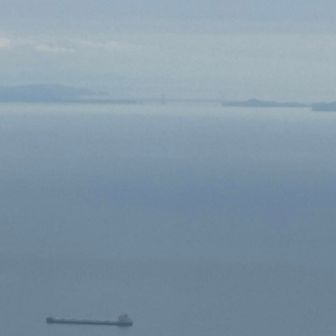 うっすら鳴門海峡と大鳴門橋がみえます