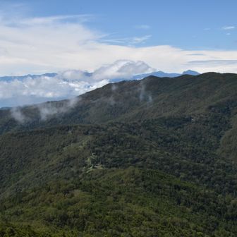 南アルプス方面
右に甲斐駒仙丈、北岳は雲の中、左は深南部