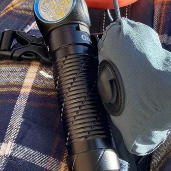 またもや山旅旅のチャンネルを観て買ってしまいました。
オーライトのperun3です。
軽くて小さいのに長時間バッテリーと3000ルーメンという異次元の明るさが武器です。
アタッチメントにはめ込んでヘッドライトにもなりますよ！
赤い光にもできて強さは選べ、釣りにもバッチリな防水強強ライトです。
なんと最弱の光なら20日間保ちます💡