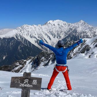 霞沢岳🏔️
目の前には穂高ドーン！
西穂〜ジャンダルム〜奥穂〜前穂
ふげー！(凄いの最上級)

上下マムートおじさん🟦🟥
自分で見ても派手だなって思ってますよ😑