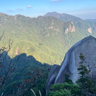 坊主岩（米塚）、下山には、ここをトラバースして