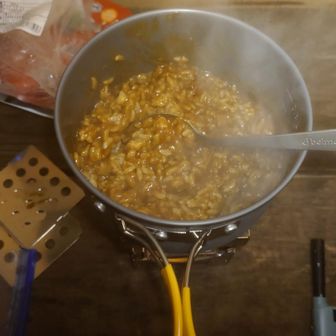 固形燃料１個じゃ、お湯は沸かせず…佐藤のご飯+LEEの１０倍を混ぜて。この辛さのお陰で体がポカポカ〜