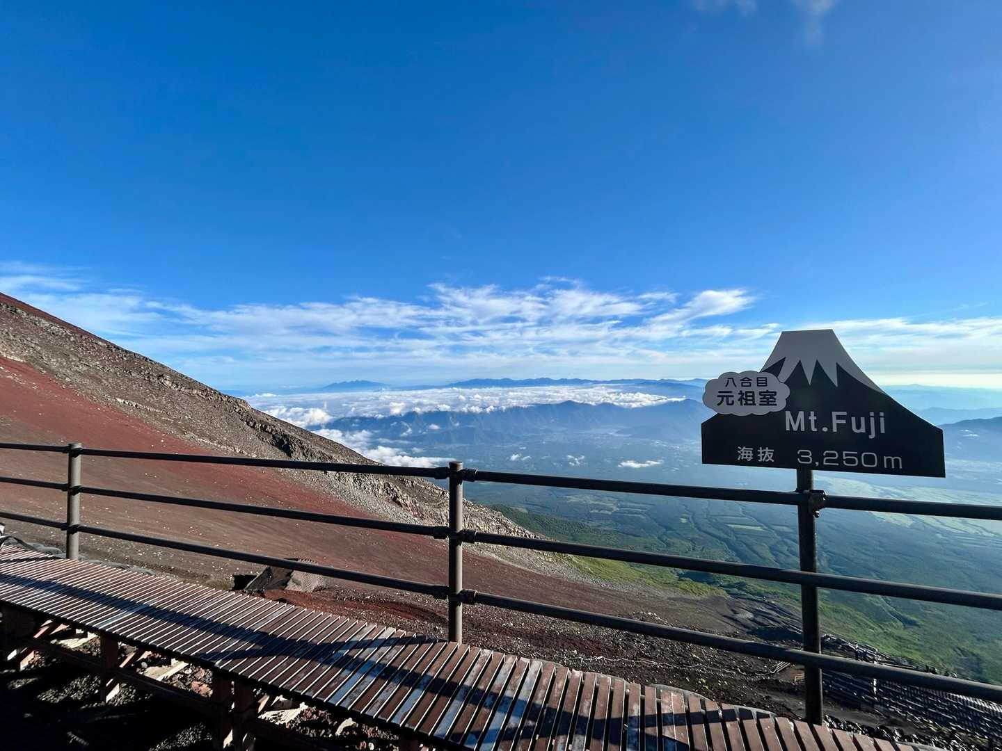 8合目到着！
赤い土と青い空、白い雲、山の緑が最高でした✨
登っていると暑い、止まると冷える😓