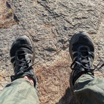 紐ユルユルで度々グラッとして危なかったので、さすがに締め直す👟😅
つーか、靴底だいぶ擦り減って、とっくに棄てなければならないヤツですが、貧乏性でまだ履いてます💧‬