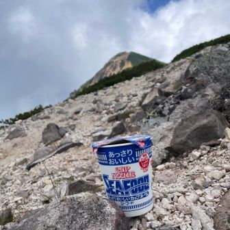 涼しい中食べるカップヌードルは美味い