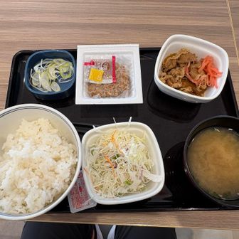 吉野家があったので朝食
パン食べてたけど、ご飯が食べたくなったんで
