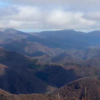 船形連峰の泉ヶ岳と北泉ヶ岳が山頂を見せています。先日登った船形山は雲の中。