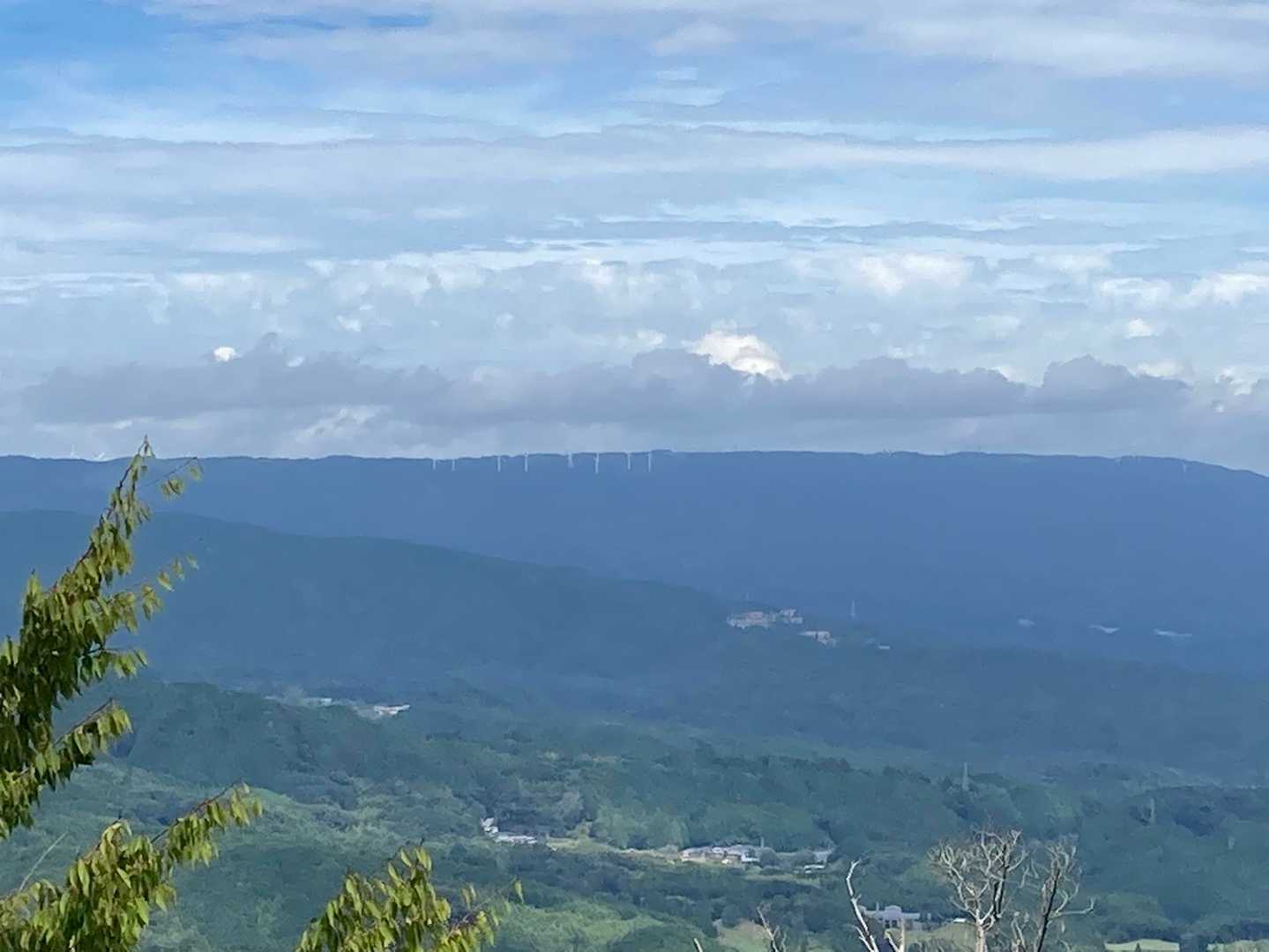 遠くに風車の青山高原
