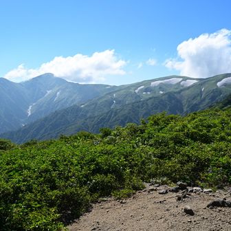 切合直前の展望ポイント、雲がかかっている山が大日岳