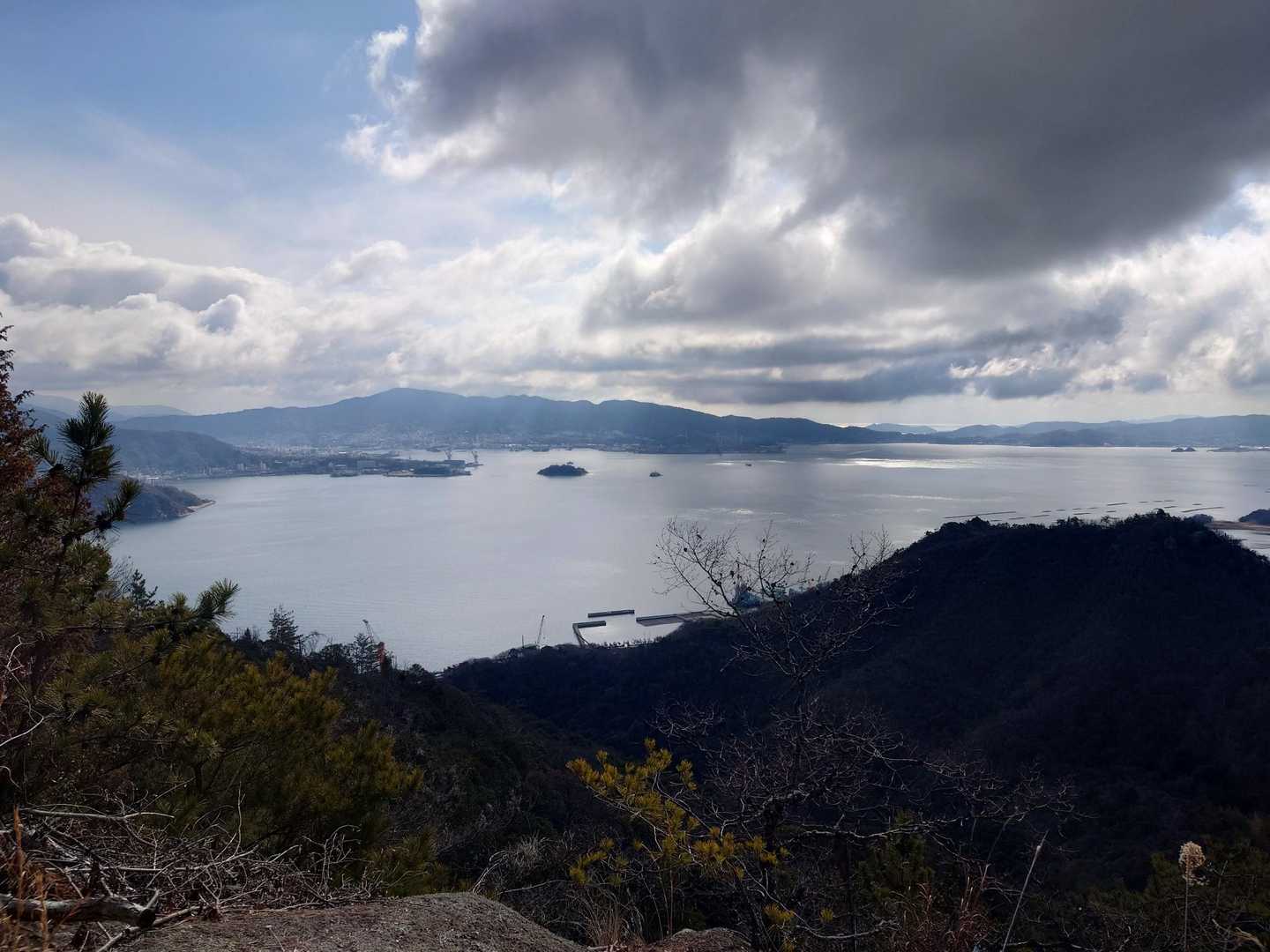 登山道を登りはじめてすぐの景色