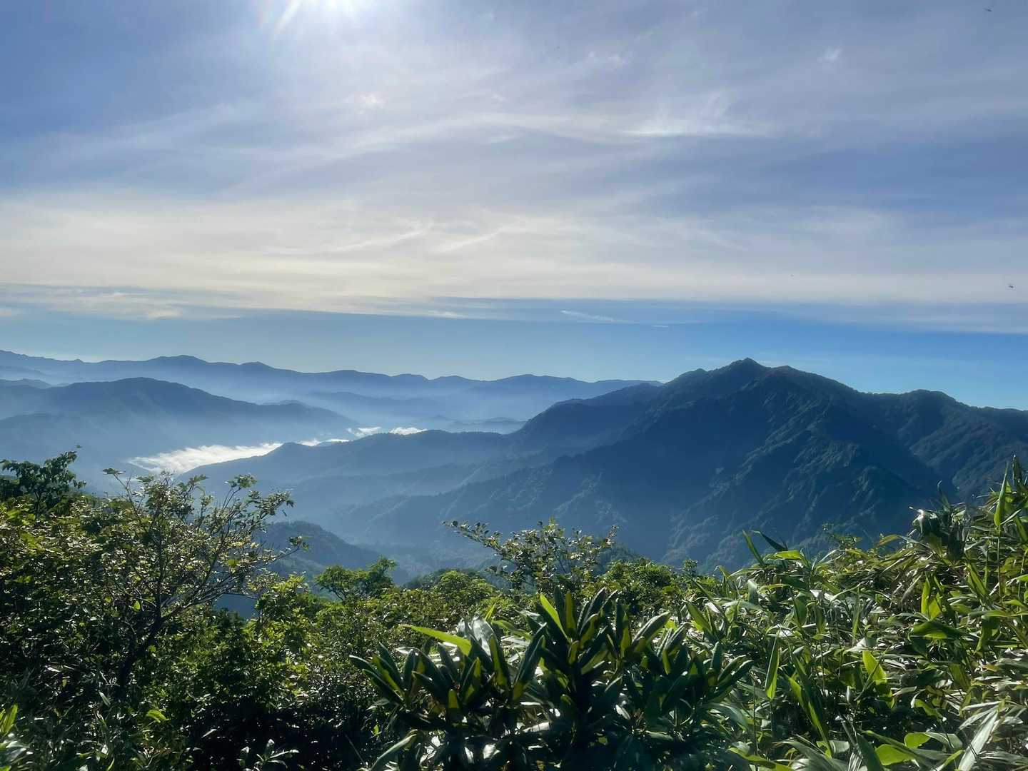 荒沢岳と銀山平は少し雲海☺️