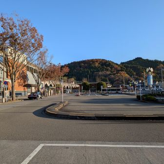 オジチャンの棲息地からだと始発で来ても武蔵五日市に着くのは7:15。紅葉が終了してハイカーの姿はまったく目立たない。
ロータリーの一角で改札へ急ぐ高校生から邪険にされながらストレッチを敢行してレッツラゴン。
