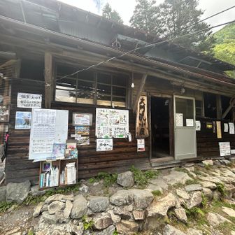 大門沢小屋
ここまでだいぶ長かった。

農鳥岳でここの小屋に泊まったというおじさまに遭遇したが、登りでこのルートはかなりハードだと思う。

コーラを1缶購入して頂いた
ス○ーバックスでMacBook開きながらイキって飲むコーヒーの100倍気持ちが良いぞ🥴