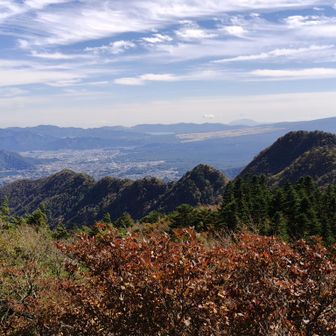 歩いてきた毛無山から十二ヶ岳のギザギザピーク↗️↘️↗️↘️