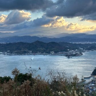 山頂手前の鳥居で振り返って見ると、松山市内方面。