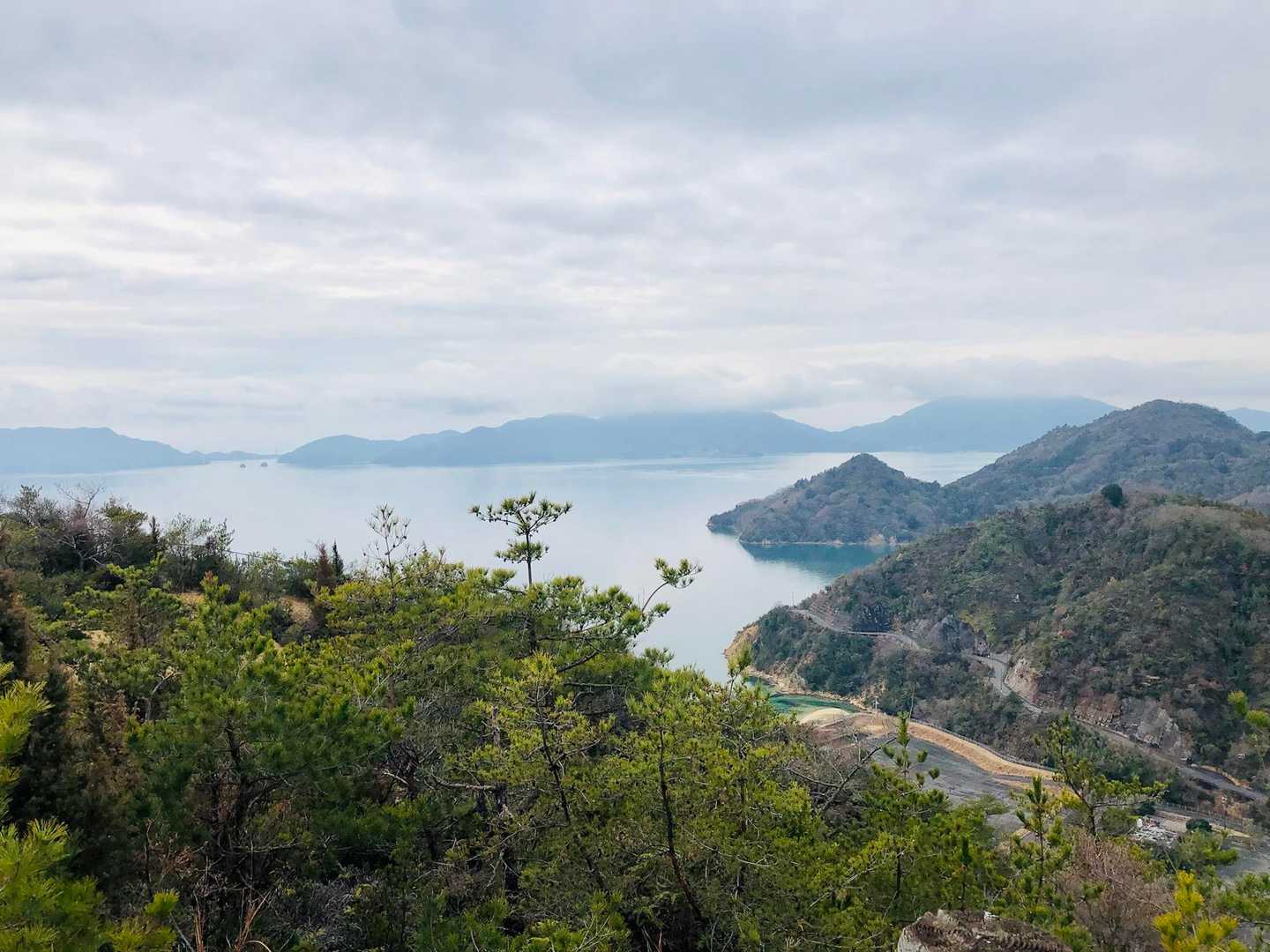中央：先日登った七国見山（雲に隠れています）
左：豊島大橋