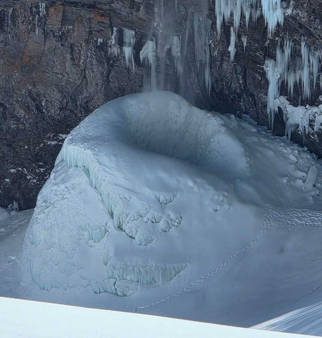 残雪期】白山．百四丈滝 ～秘境の巨大氷壺へ赴く～ / ⛏️Taki-toraの