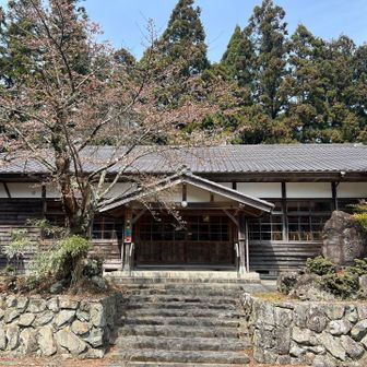 めっちゃいい感じの建物でした
この跡地は大きな桜があり、満開の時はすごいんやろうなっと