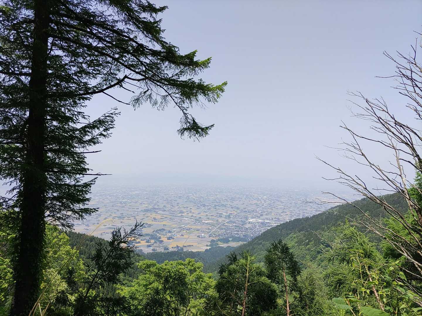 依然としてかすかにしか見えない砺波の散居村