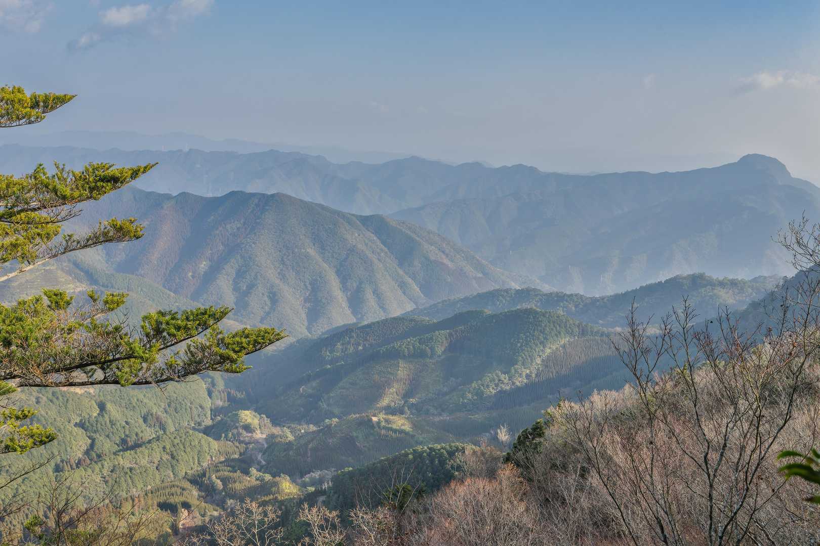 女岳山頂は木々が茂っていて眺望あまりありませんが一部景色がみれる場所がありました。宮崎県側から大分県側の山を見るのは新鮮