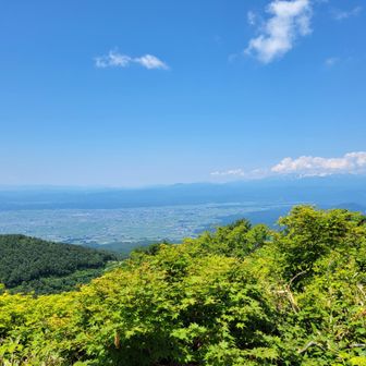 おぉー！
喜多方の街と、まだ雪の残る飯豊山