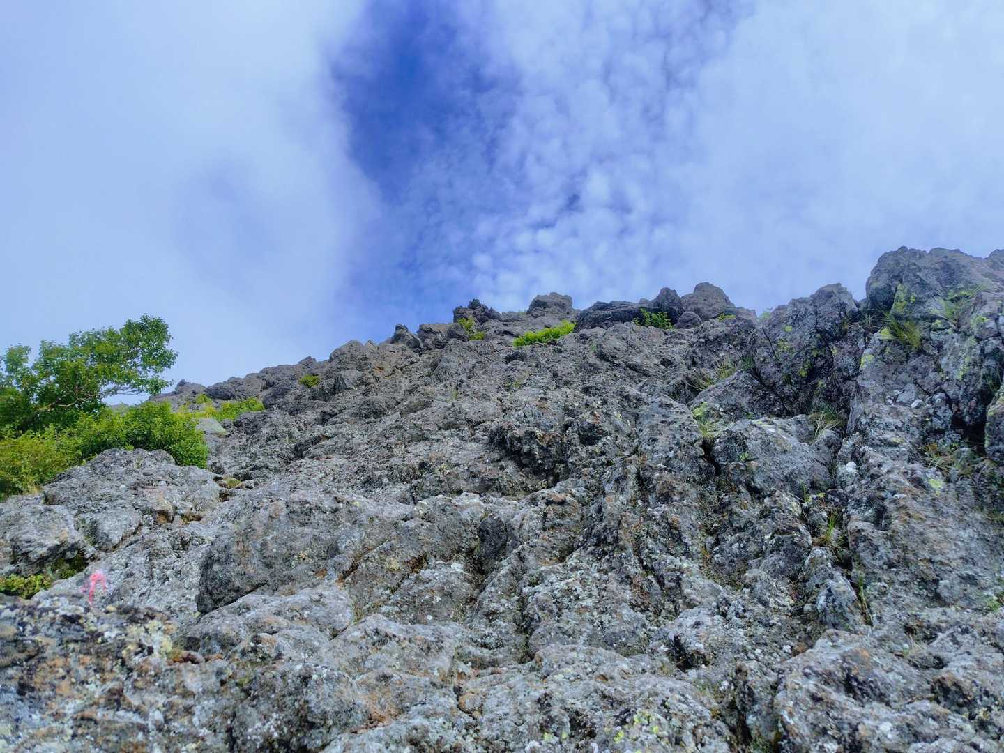 南峰への岩登り。
ちょっと青空見えたけどすぐに真っ白に✨️