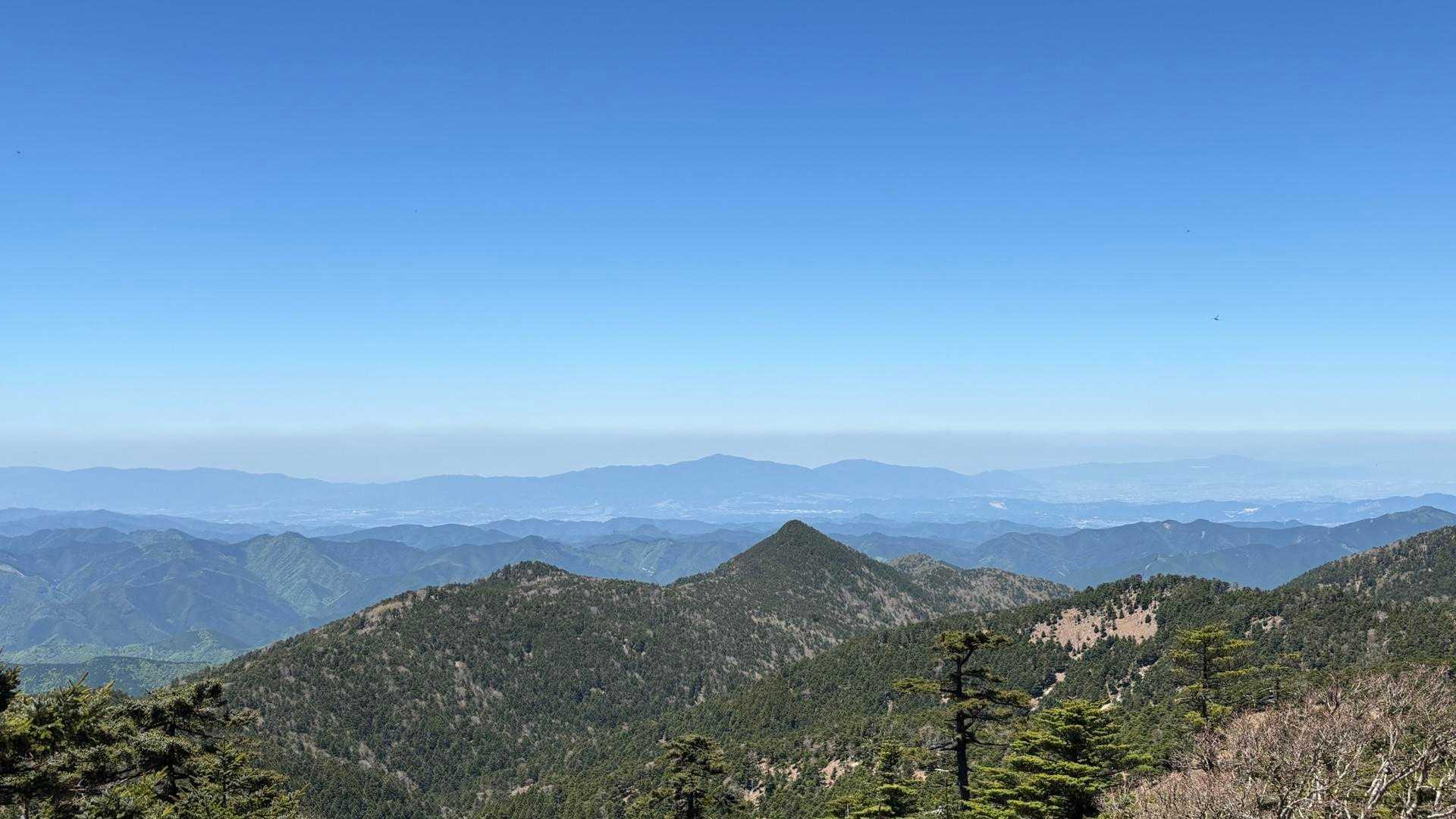 遠くにコンカツ、中央の尖っている山が今から行く💪頂仙岳⛰️。