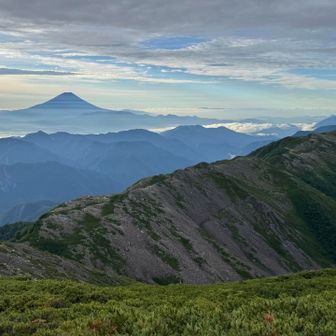 素晴らしい稜線。
富士山見ながら歩けるのが幸せ😀