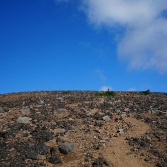 もうちょいで一切経山山頂
でもこの後なぜか登山道にロープが張られていて
山頂からは入れないコースに・・・・なぜだろう🤔