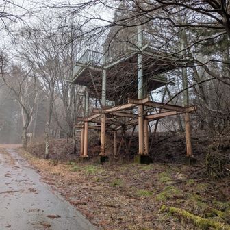 坊城平いこいの森手前。この展望台にはまだ進入禁止