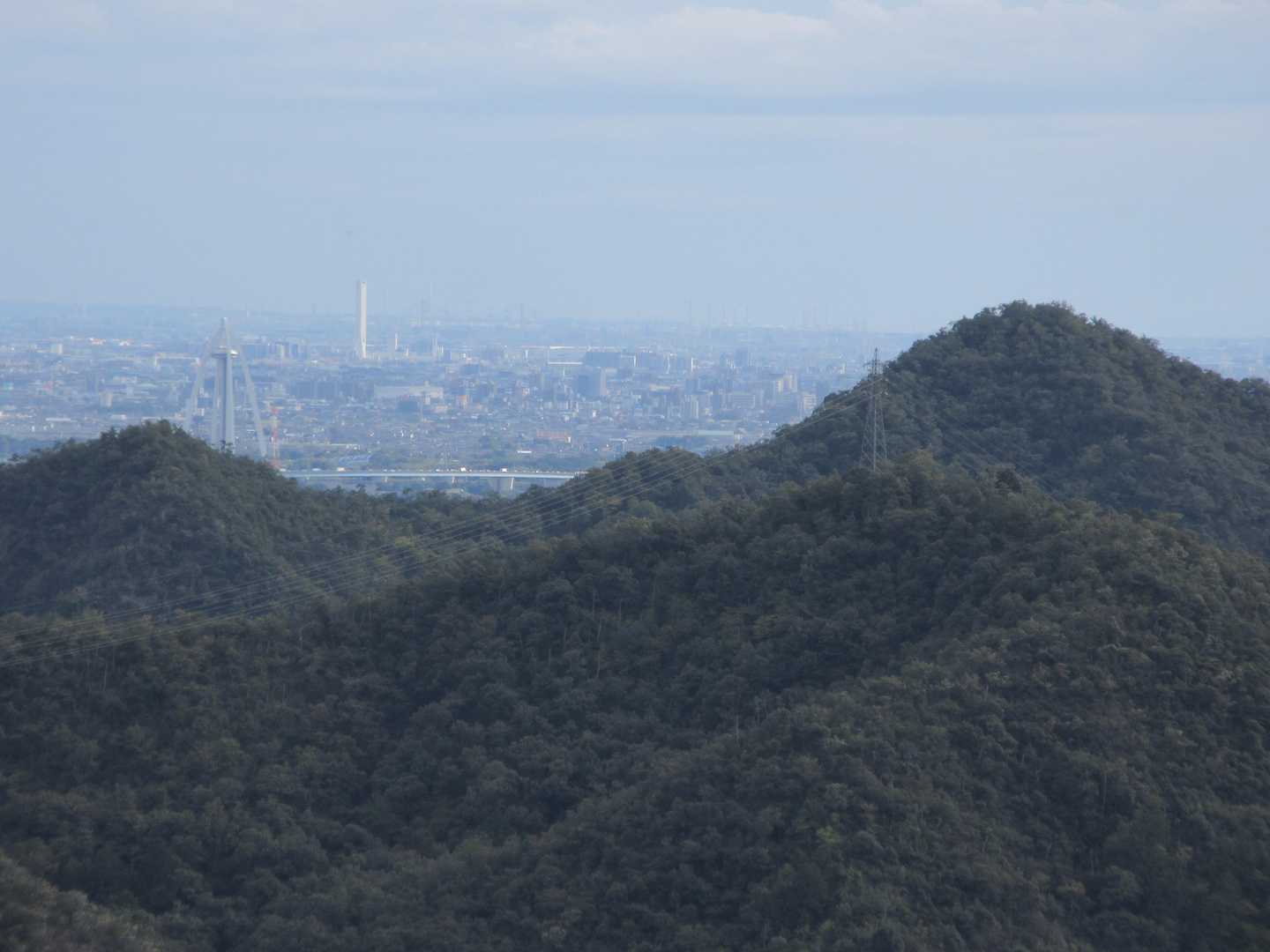洞山（右）の左にツインアーチ138、その向こうに三菱エレベーター試験塔
