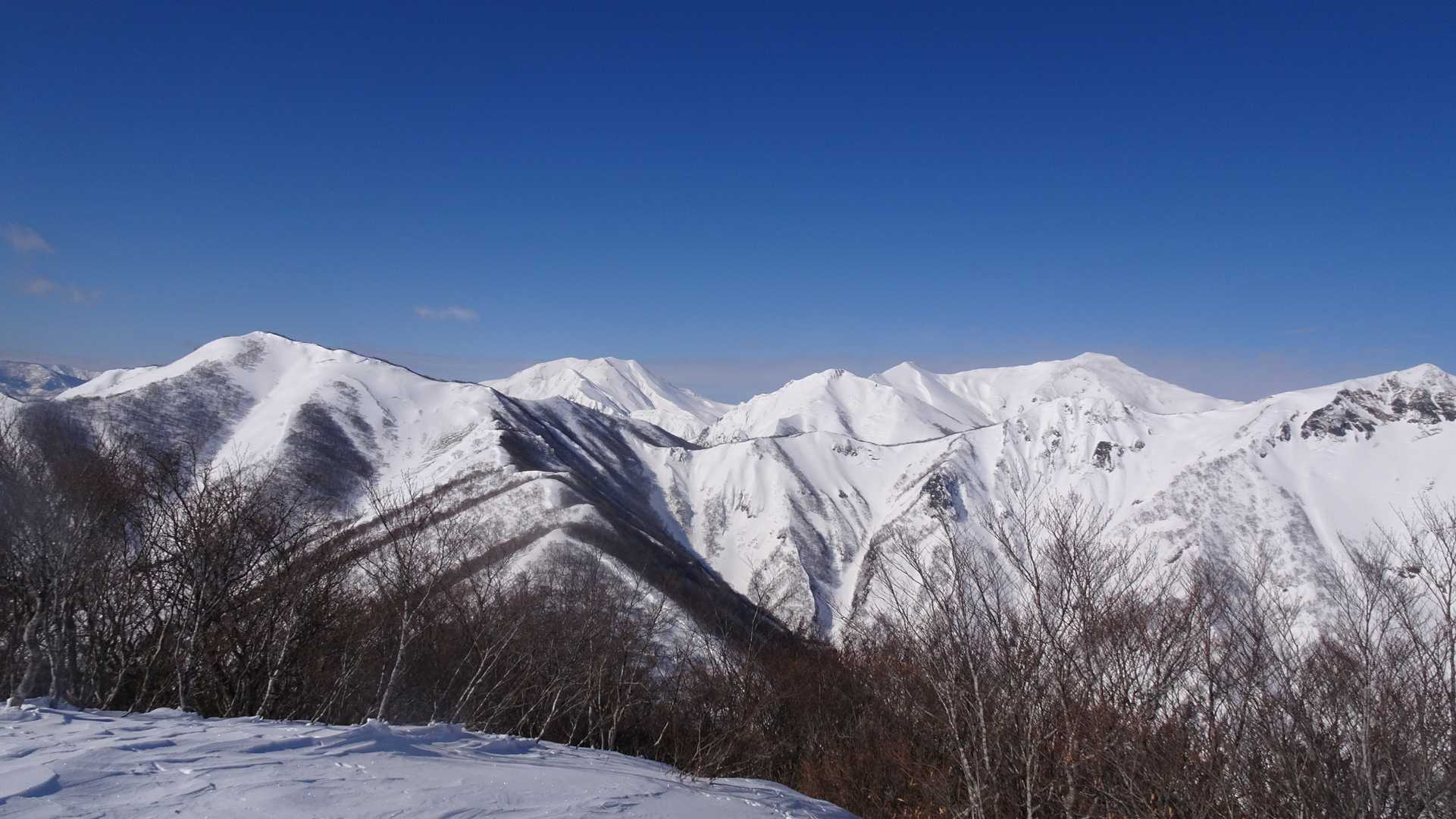 ここからの眺めも素晴しい🙌
小出俣から万太郎山。
ギザギザ見えないし、尖っていないので、万太郎がわかなかったよ（≧∇≦）
恥ずかしすぎます😳