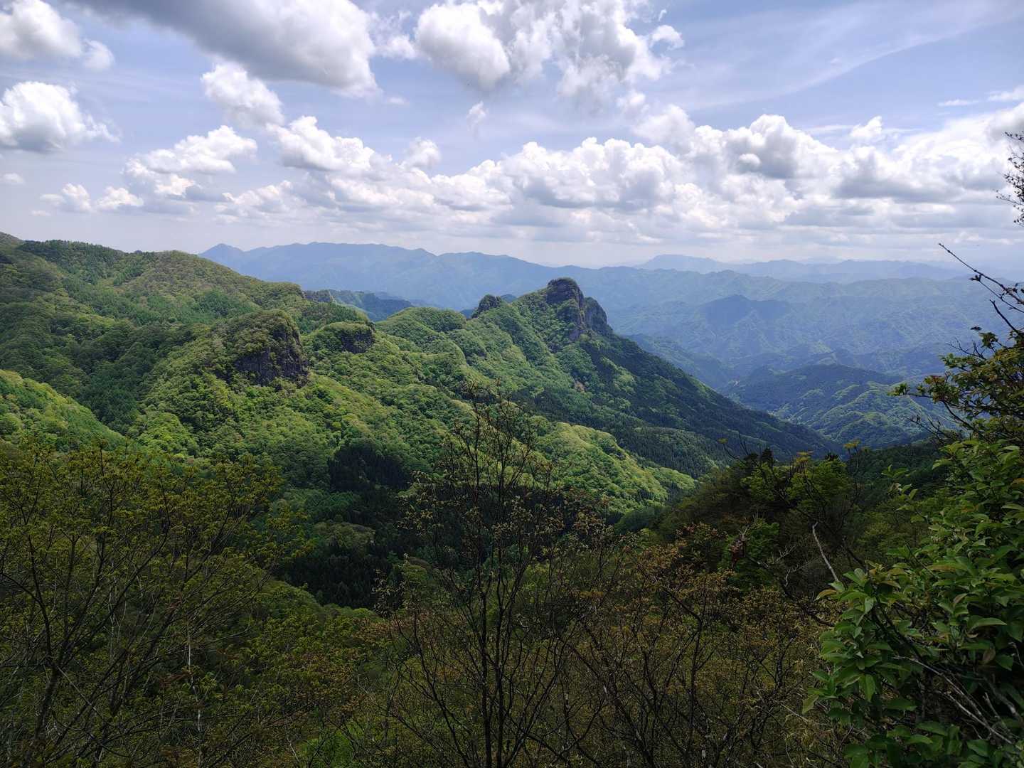 南牧村や南側の景色がきれい🌿✨

急に冷たい風が吹き渡ります
雨雲レーダーを確認
奥秩父方面で雷雲が発生しているのかな
