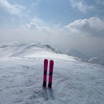 ガリガリ君じゃなかったのでクランポンも付けずにハイク出来ました🎿
身体の具合は別にして直登出来たので湿り雪で滑走はBC SHORTじゃ辛かったかな😅