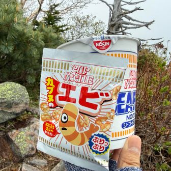 やっと山メシ🤤
Nカップラーメンを2個買うと、好きな具を2袋いただけるキャンペーン中らしい🤔❗️シーフード味に入っていないエビを入れて贅沢に味わおう😋