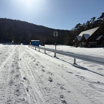 いつもいっぱいの白駒の池入り口有料駐車場も通行止め中なので1台もナシ😆