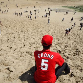 登るカープ坊や