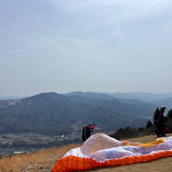 広い山頂にはパラグライダーを楽しむ方々👋