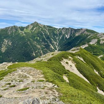 歩いてきた稜線
奥の塩見岳も素晴らしい☺️