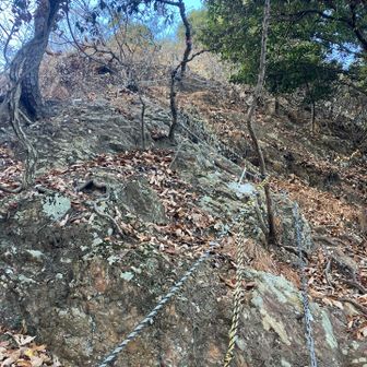 最後に急な岩場を登ると、