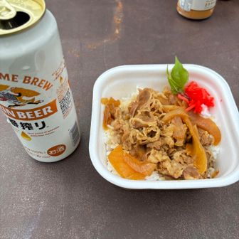 昼は法華院山荘にてビアと牛ドーン🐃
ペロりんちょ😋