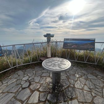妙見岳山頂には展望台があります。島原半島をぐるっと見渡せます。