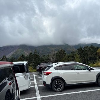 下山後に山頂を写したところ。午前中とは打って変わって残念な感じになってしまいましたね。