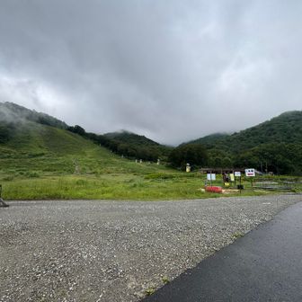 ゲレンデに着きました。去年はここからゴンドラに乗れたそうですが…