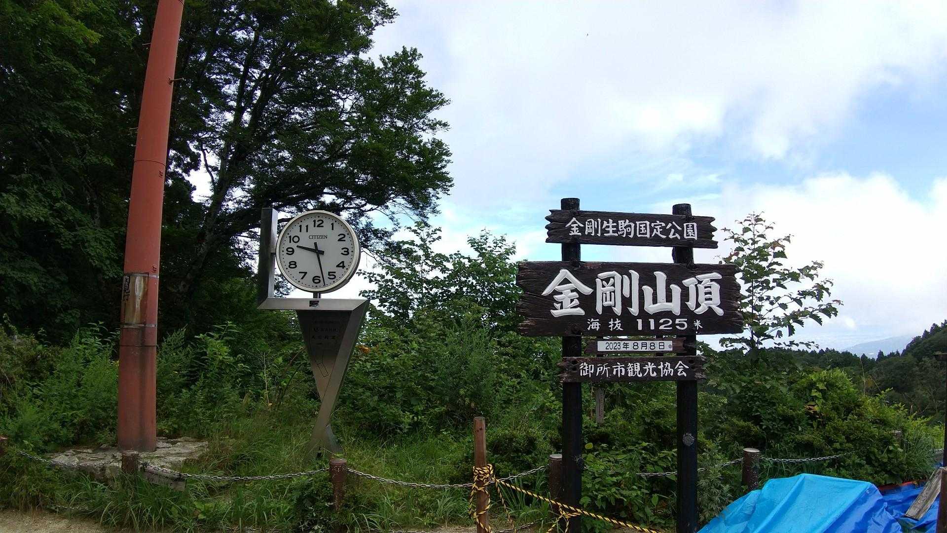山頂広場に沢山ブルーシートで立ち入り禁止エリアが(>_<)