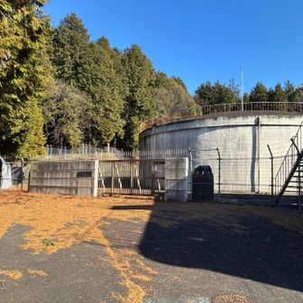 配水池の左側を入って行きます。