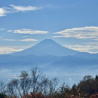 盆地は朝靄。美しい富士山の景色🗻